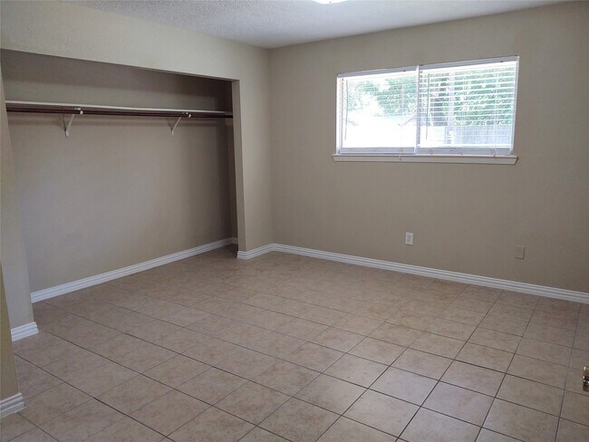 Building Photo - 2515 Heritage Colony Dr