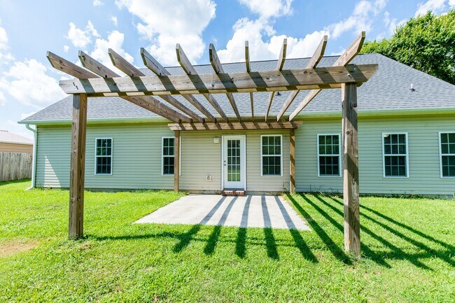 Building Photo - 3 Bedrooms and a bonus room in Richlands (Will include lawn service with increased rents)