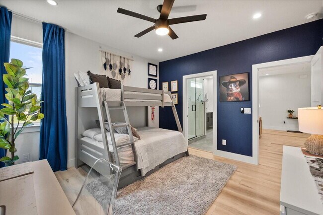 Building Photo - "Luxury 5-bedroom home offering expansive living, upscale design and seamless indoor-outdoor ente...