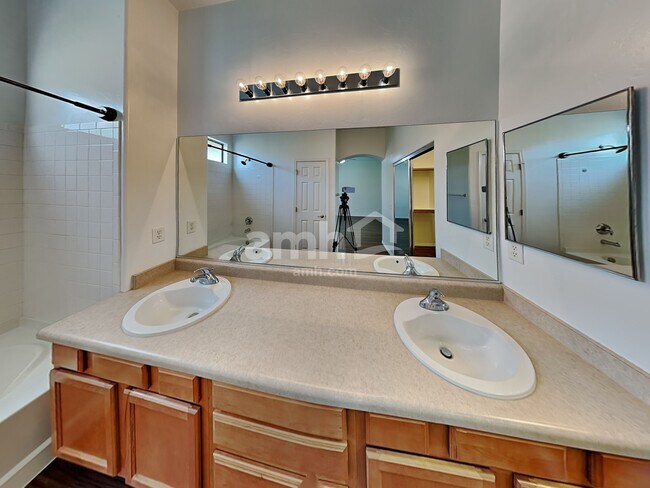 Building Photo - 33 E Calle Vivaz