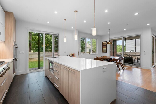 Building Photo - 5 Bed 4.5 Bath - Bethesda Contemporary Home