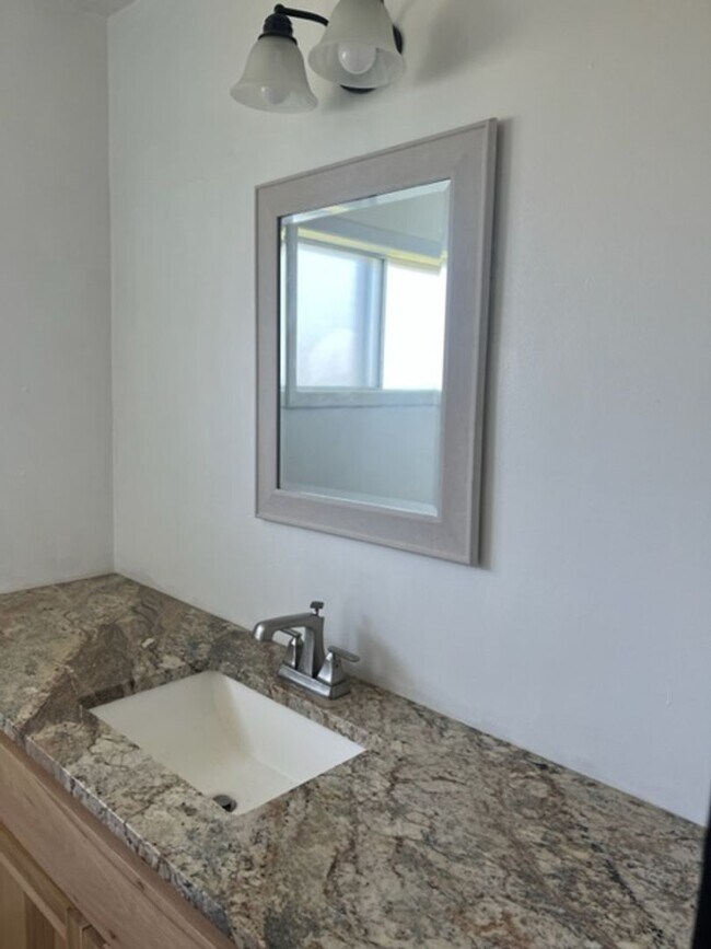Building Photo - DESIREABLE RANCH STYLE HOME