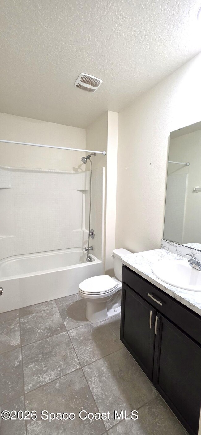 Building Photo - 242 Guinevere Dr SW