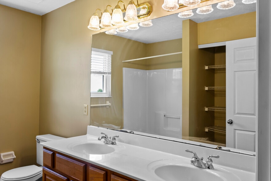 Building Photo - 1637 Cantebury Ln