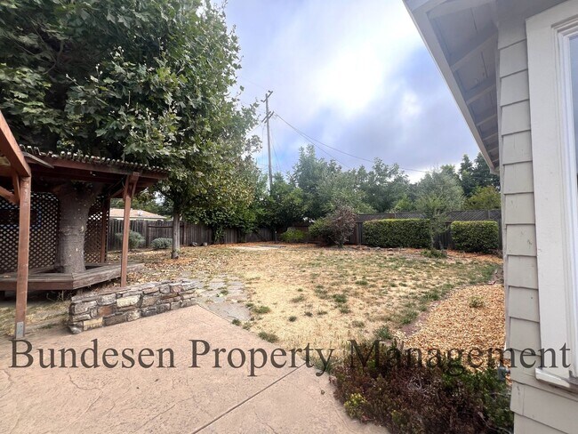 Building Photo - 3237 Midway Dr