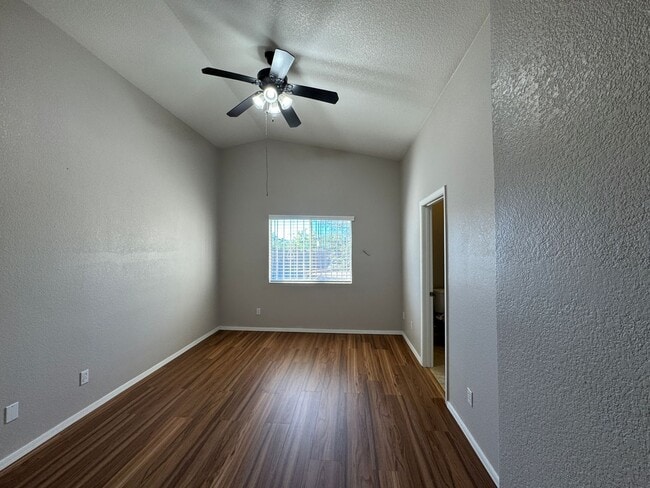 Building Photo - Great 4Bdm 2Ba Home, in a well desired loc...