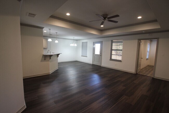 Building Photo - Beautiful 3 Bedroom 2 Bathroom Townhouse in South Tyler!