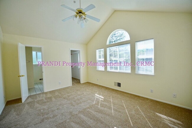 Building Photo - 9 Bayview St