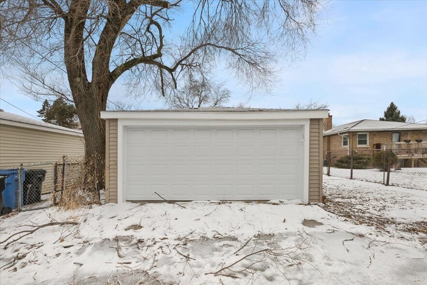 Building Photo - 9107 S Dante Ave