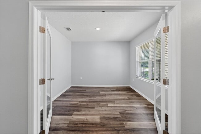 Building Photo - Stunning 5 bed/ 2 bath