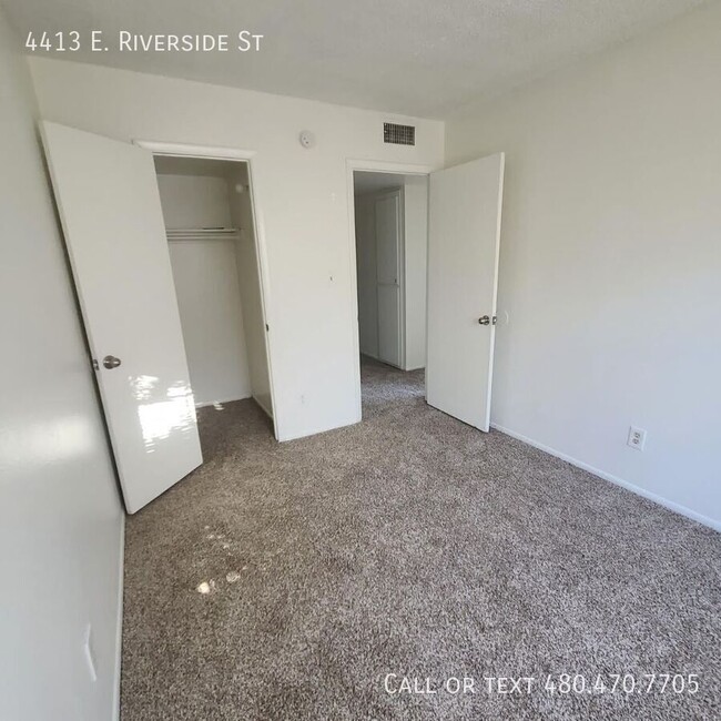 Building Photo - Don't miss out on this 2 bedroom, 1.5 bath...