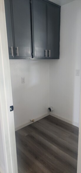 Laundry room - 10240 56th St