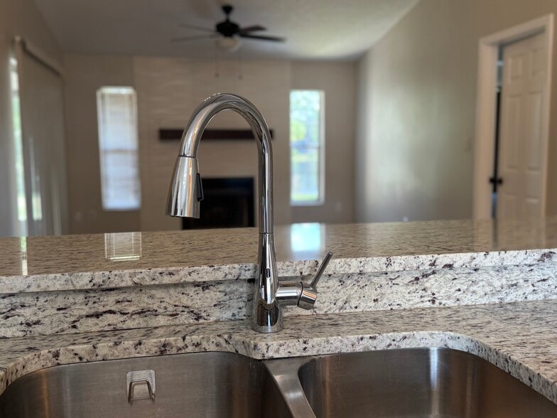 Building Photo - 160 Clear Lake Cir