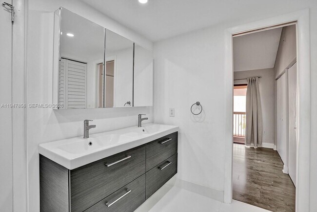 Building Photo - 10102 SW 77th Ct