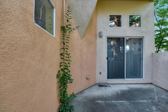 Building Photo - 990 Alpine Terrace