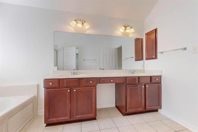 Building Photo - 1720 Bluebird Dr