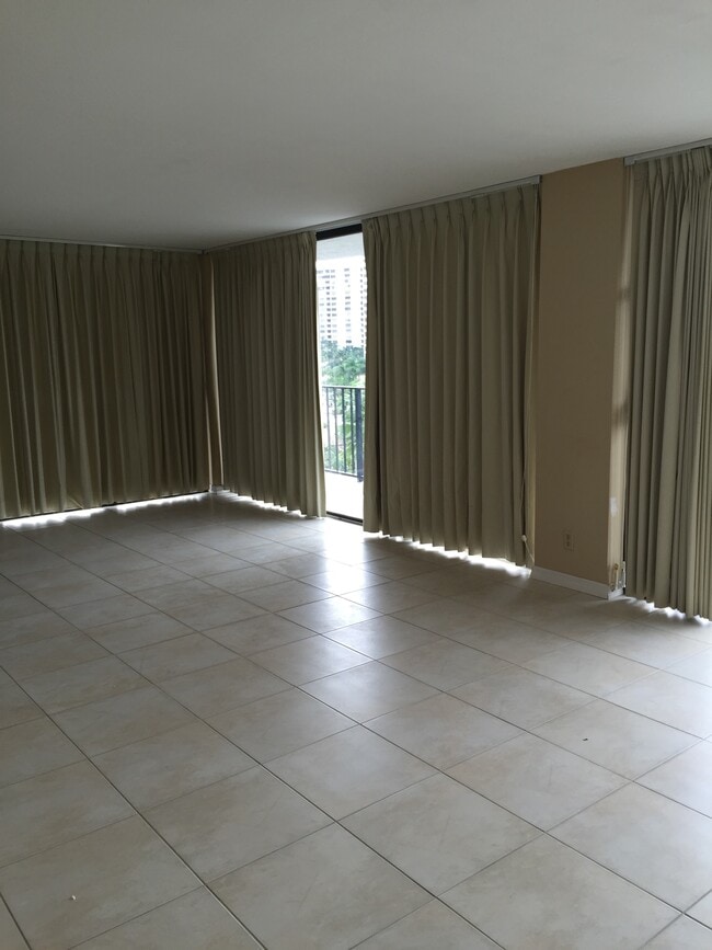 Building Photo - 200 Leslie Dr