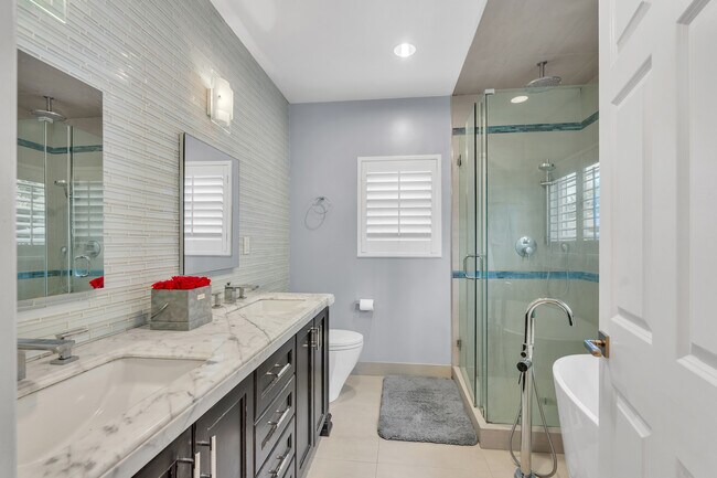 Building Photo - 326 N Doheny Dr