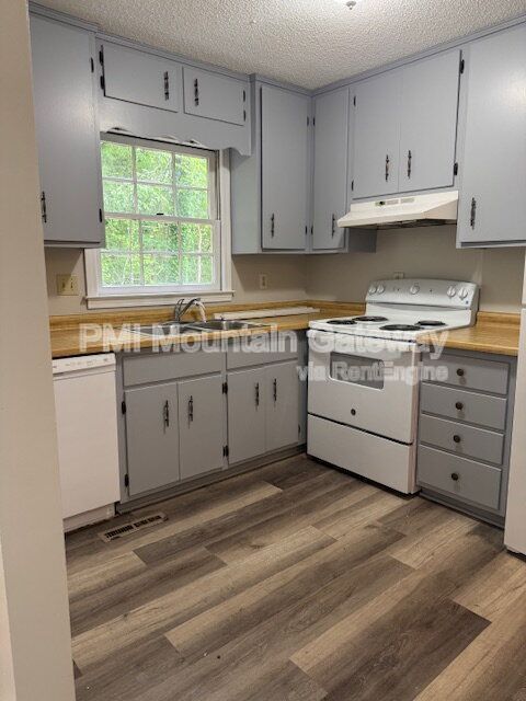 Building Photo - 54 Greenwood Dr
