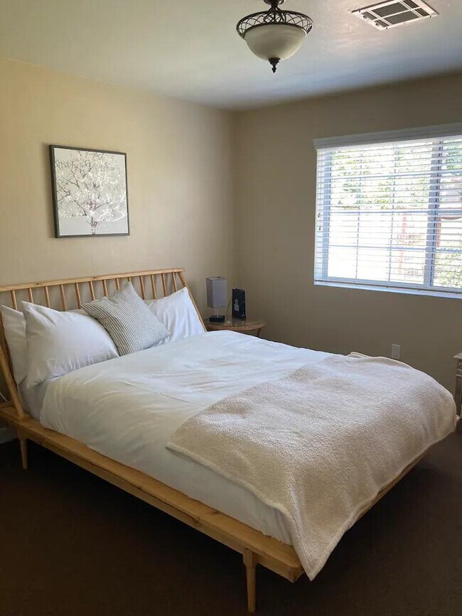 Building Photo - 1326 W Palm Ln