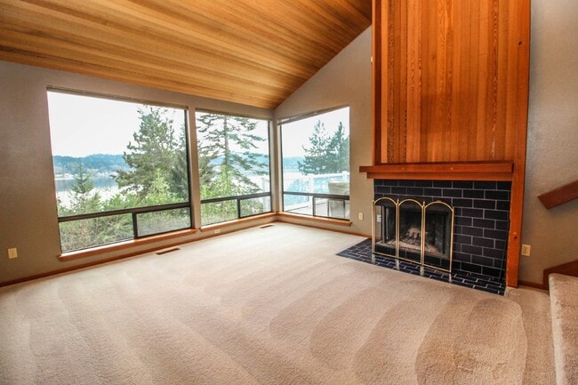 Building Photo - Spacious 4-Bedroom Home with Stunning Lake...