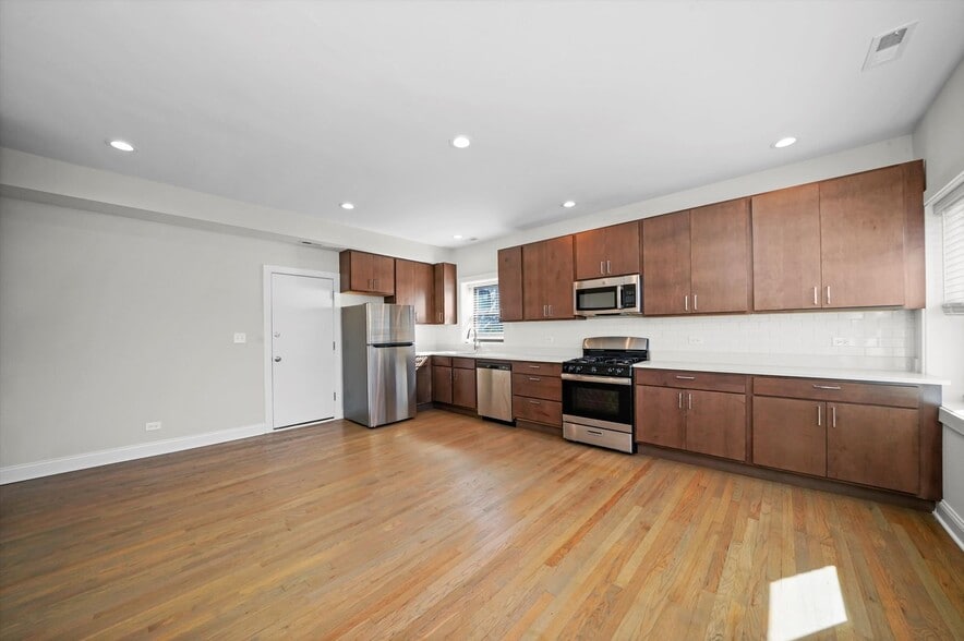 Building Photo - 3409 W Fullerton Ave