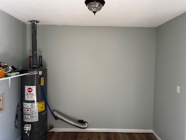 Building Photo - 3/2 Large Backyard, NEWLY renovated Kitchen & Baths