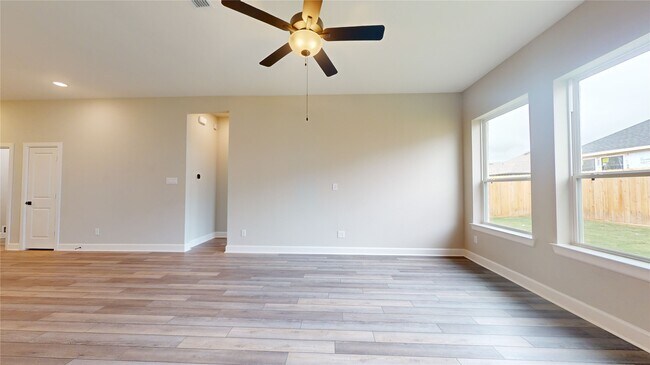 Building Photo - 122 Hazelnut Dr