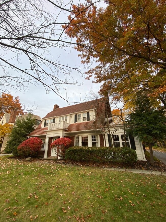 Building Photo - 5 Bedroom 4 Bath Home For Rent in Shaker Heights