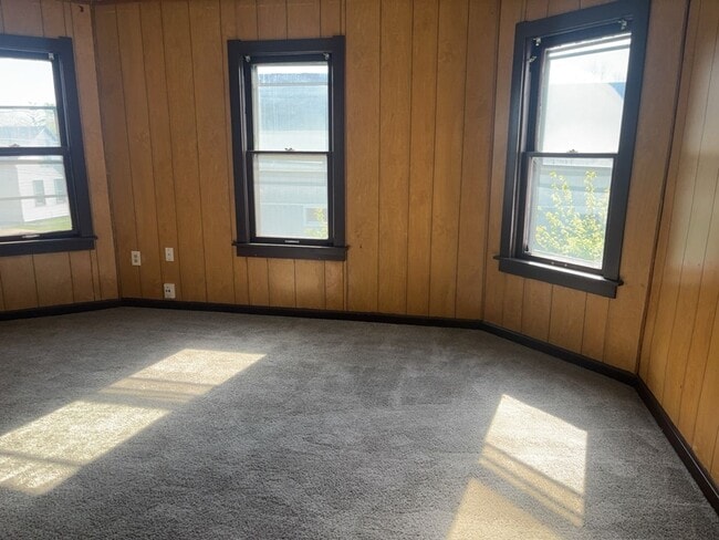 Building Photo - 3621 Sackett Ave