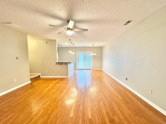Building Photo - Townhome located in Live Oak!!