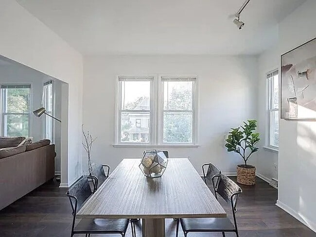 Building Photo - Michigan Ave