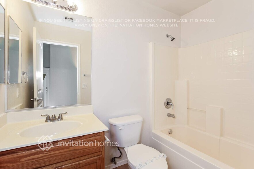 Building Photo - 4028 W Lone Cactus Dr