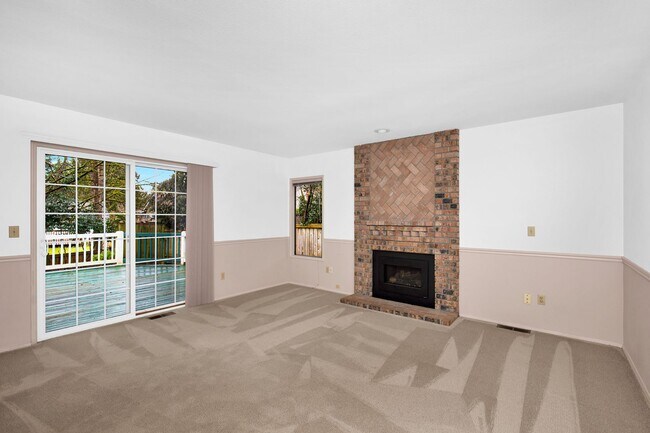 Building Photo - Open 3 Bedroom in Nice Neighborhood Close to Everything