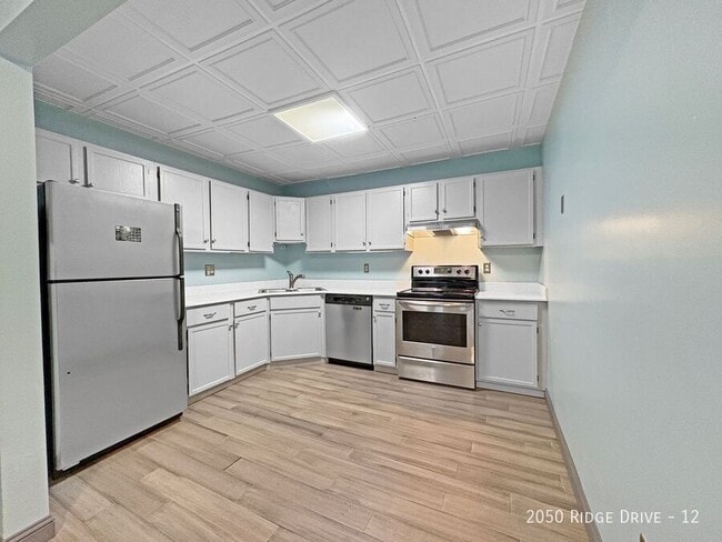 Building Photo - 2050 Ridge Dr