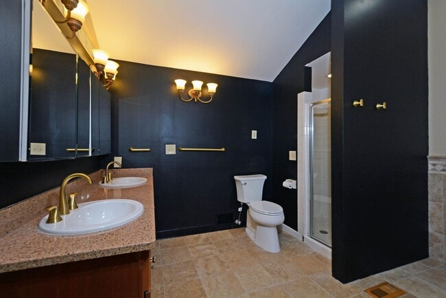 Building Photo - Beautiful 4 Bed 2.5 Bath Home in Minnetonka!