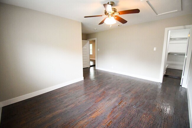 Building Photo - 4 bedroom / 3 bath in Irving