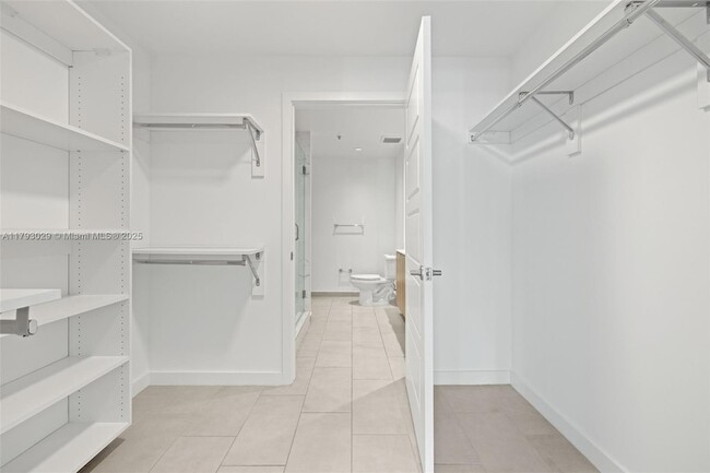 Building Photo - 2150 N Bayshore Dr