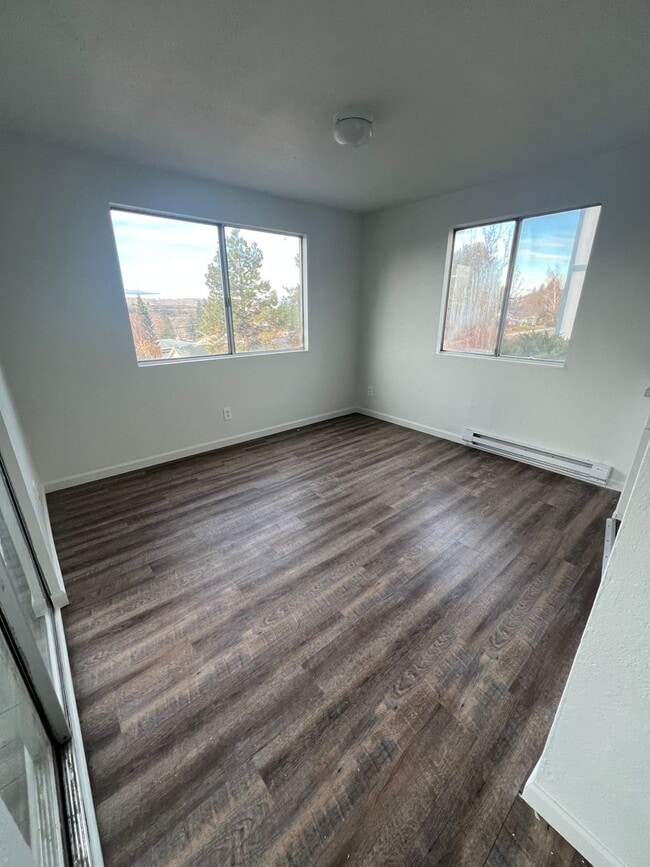 Building Photo - Newly Renovated - 3 Bedroom, 2 Bathroom Apartment - Pacific Terrace