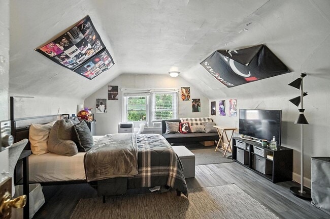 Building Photo - 6 bed/3.5 bath on Atkinson, Mins. from UC for Only $650/pp ($3900/mo)!