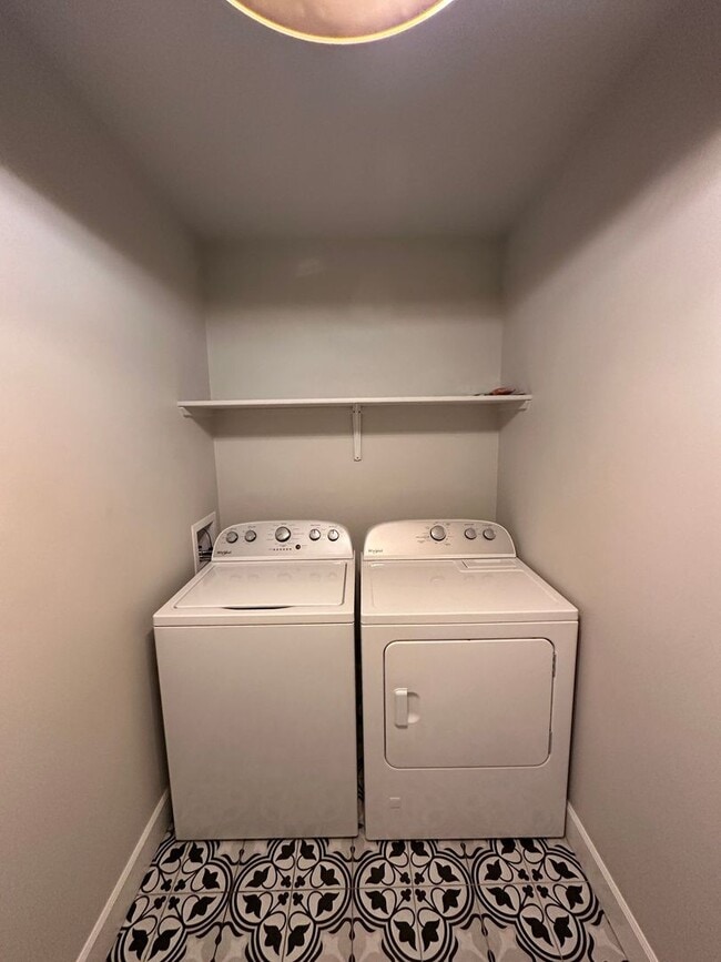 Building Photo - 6585 Beverly Hills Cir