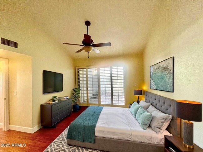 Building Photo - 861 E Lola Dr