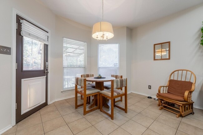 Building Photo - 9026 Hilltop Crossing Dr