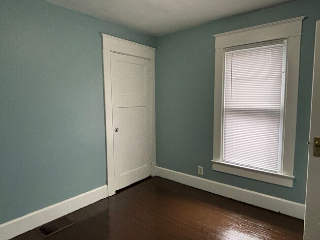 Building Photo - AVAILABLE NOW! Charming 3-Bed, 1-Bath Historic Duplex in Indianapolis!