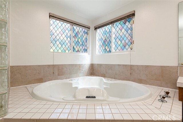 Building Photo - 2644 E Chevy Chase Dr