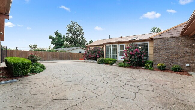 Building Photo - "Spacious 3-Bedroom Haven in Rogers, AR!"