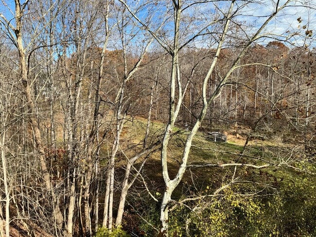 Building Photo - Beautiful 3BR 3.5BA 3 level townhome locat...