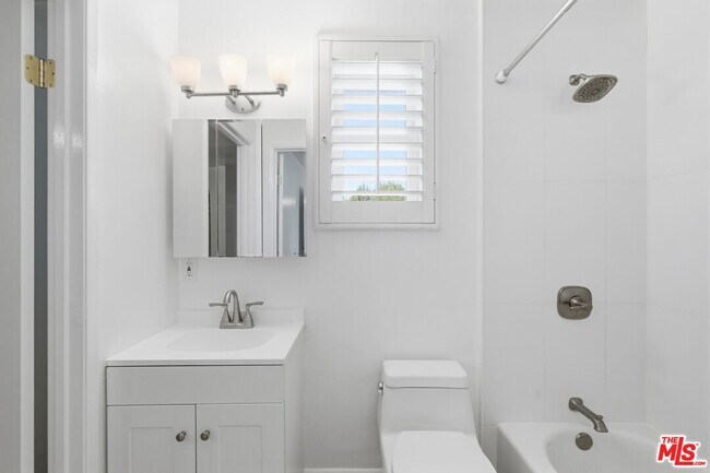 Building Photo - 2752 Guirado St