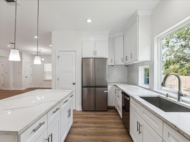 Building Photo - 915 E 37th St