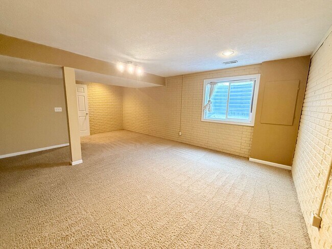 Building Photo - Beautiful Home in East Bloomington!